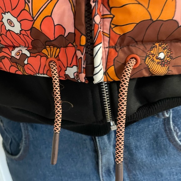 Beautiful Zara puffer jacket size medium. - Picture 3 of 8